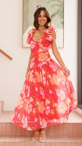 Détail de robe longue fleurie rose avec col en V, bretelles volantées et taille plissée