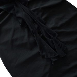 Gros plan détaillé du tissu en maille noire avec design plissé élégant sur la robe de soirée