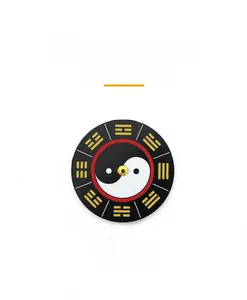 Nahaufnahme der Tai-Chi-Bagua-Uhr mit goldenem Sekundenzeiger und roten Akzenten
