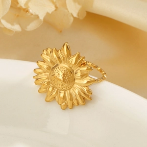 Bague tournesol dorée en acier inoxydable avec anneau texturé sur fond de céramique
