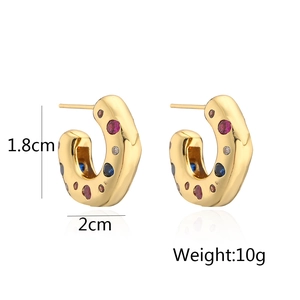 Detailed view of gold C-shaped earrings with colorful stones and 1.8x2cm dimension labels
