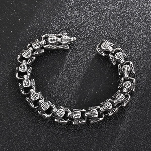 Dettaglio ravvicinato di un bracciale punk in acciaio inossidabile con teste di coccodrillo
