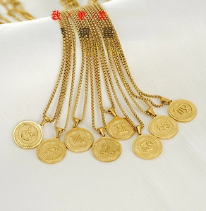 Détail de colliers chaîne box en acier inoxydable 18K avec pendentifs zodiaque gravés