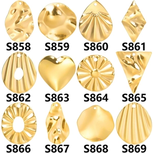 Vue détaillée de douze pendentifs géométriques dorés aux finitions texturées variées