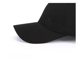 Detailaufnahme der Sport-Stickerei und der hochwertigen Nähte auf der schwarzen Kappe