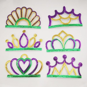 Gedetailleerd overzicht van kleurrijke pailletten kronen, paars goud en groen feest hoofdtooi.