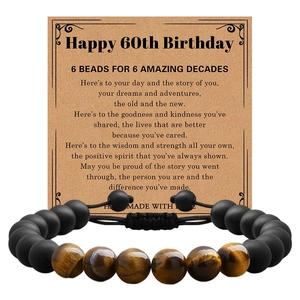 Perles oeil de tigre et noires mates sur carte pour cadeau de 60ème anniversaire