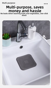 Filtro per lavello in silicone con fori di drenaggio fini in un lavandino bianco pulito