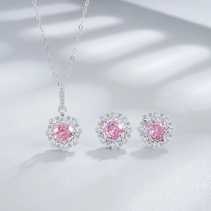 Vue détaillée d'une parure en argent 925 avec clous d'oreilles ronds en pierre rose