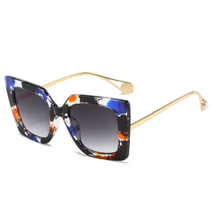 Women Square Oversized Sunglasses UV400 Protection Fashion PC Metal Frame Artificial Pearl Detail Temples Vintage Elegant