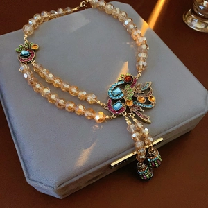 Collier double rang vintage en perles champagne avec pendentif paon en cristal coloré