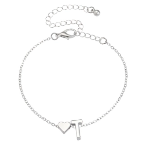 Détail du bracelet cœur argenté avec pendentif lettre T sur chaîne minimaliste
