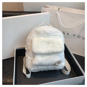Mini mochila blanca de piel sintética en caja de regalo con detalles de textura de felpa