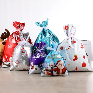 Sacs-cadeaux de Noël colorés avec motifs du Père Noël et rubans à cordon coulissant
