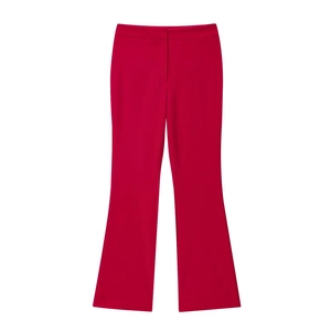Pantalon évasé rouge à taille haute à plat sur un fond blanc propre et net