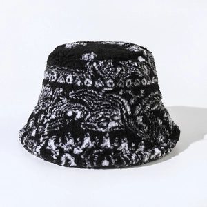 Détail du motif paisley sur chapeau bob en polaire chaude avec texture pelucheuse