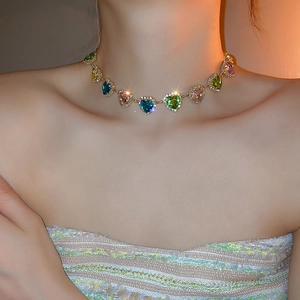 Dettaglio della collana girocollo con cristalli a cuore colorati su una modella