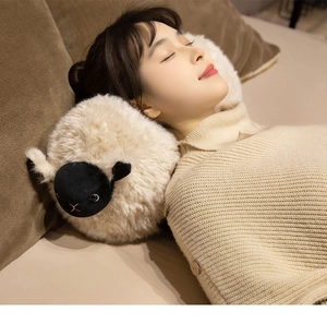 Femme asiatique dormant confortablement sur un oreiller en peluche mouton blanc dans un cadre douillet