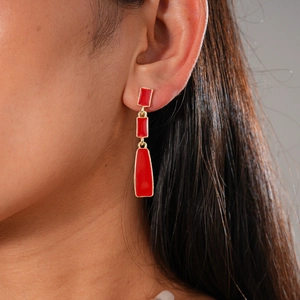 Three-tier geometric geometric earrings with red resin and gold-plated metal edges