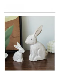 Detail van minimalistische konijn sculpturen met rustieke textuur voor decoratie