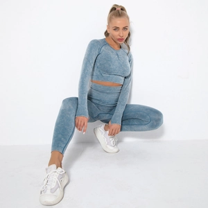Detail eines nahtlosen Yoga-Sets mit Acid-Wash-Struktur und pfirsichfarbenem Lift-Design