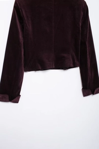 Vue arrière d'une veste courte en velours violet foncé avec coutures et poignets pliés