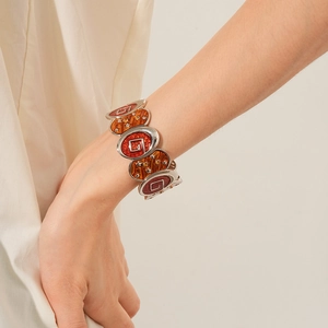 Détail d'un bracelet vintage en argent avec étoiles en émail rouge et zircons