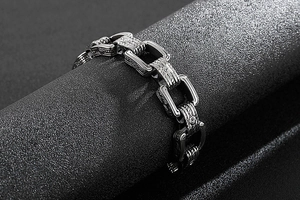 Détail du bracelet punk en acier inoxydable avec motifs floraux gravés de style vintage