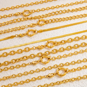 Détail de chaînes gourmettes et serpent en acier doré 18 carats avec fermoirs ressort