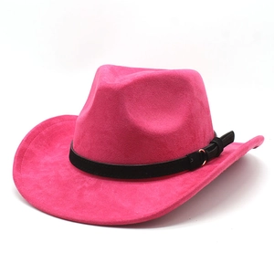 Detail eines fuchsiafarbenen Cowboyhuts mit schwarzem Lederband und Metallschnalle