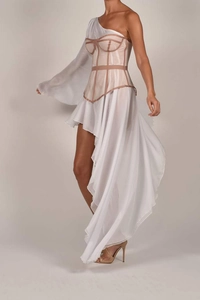 Details des weißen asymmetrischen Schiffonkleids mit Nude-Korsett und One-Shoulder-Design