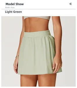 Dettaglio della gonna da tennis verde chiaro con ampia fascia elastica arricciata