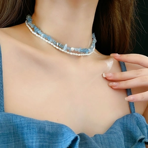 Vue détaillée du collier double couche avec pierres bleues, perles de riz et de culture