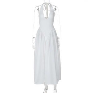 Detail eines weißen Maxikleids mit tiefem V-Ausschnitt, Neckholder und weitem Rock