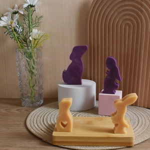 Dettaglio di stampi in silicone per coniglietti pasquali e cuccioli per candele e gesso