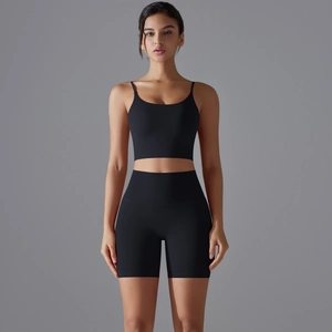 Dettaglio del set da yoga nero a vita alta con reggiseno sportivo e pantaloncini