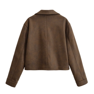 Vue arrière d'une veste courte en daim marron au style motard rétro et baseball