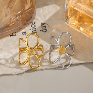 Elegante ausgeschnittene Blumenringe in Gold und Silber auf strukturiertem Papier