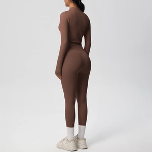 Détail de l'ensemble de yoga marron foncé sans couture avec coupe ajustée vue de dos