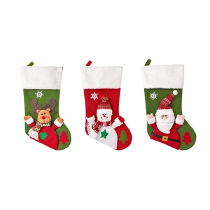 Trois grandes chaussettes de Noël avec motifs élan, bonhomme de neige et Père Noël en peluche