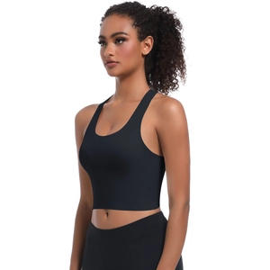 Détail latéral du soutien-gorge de yoga noir sans couture avec dos croisé sexy