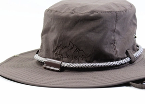 Dettaglio di cappello da sole marrone con ricamo montagna e corda antivento regolabile