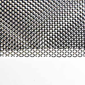 Vue macro d'un tissu en maille noire orné de strass multicolores brillants sur le haut
