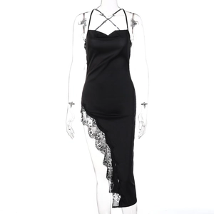 Detail eines schwarzen Satin-Slipkleids mit Spitzenbesatz und Seitenschlitz