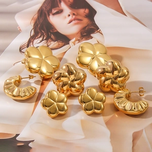 Polished 18K gold plated titanium steel flower stud earrings and chunky C-shaped hoops