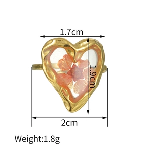 Detailed size specifications for heart ring with dried flower and lava texture