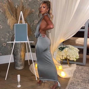 Détails de la robe dos nu en satin gris argenté montrant la silhouette fluide et chic