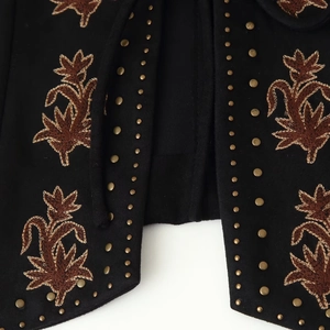 Gilet ethnique boho en velours noir pour femme avec broderie florale et clous dorés