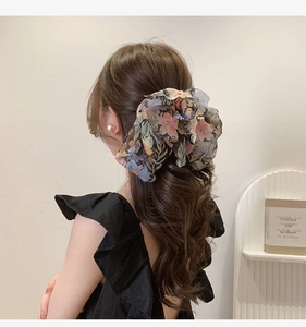 Vue arrière du chouchou en mousseline fleurie montrant le volume du nœud dans les cheveux