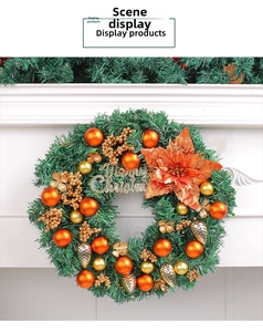 Details des Weihnachtskranzes mit goldenen Zapfen, orangefarbenen Kugeln und Weihnachtsgruß